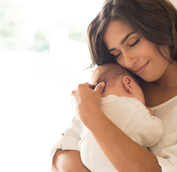 Mamma con il proprio neonato in braccio