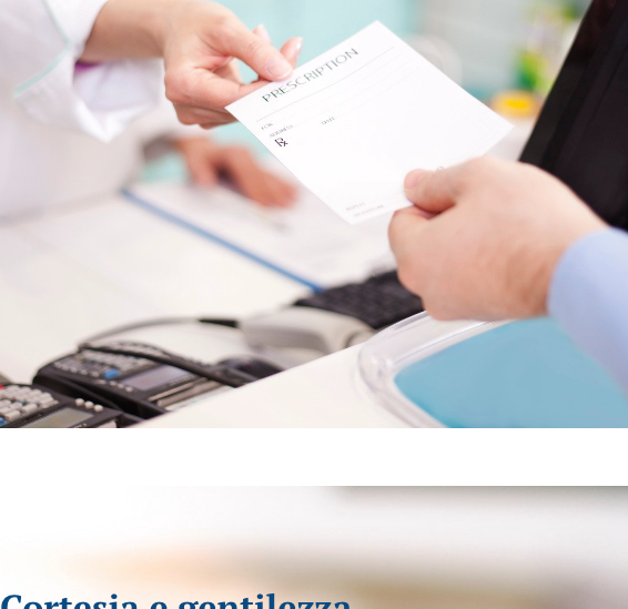 Consegna di una ricetta al banco della parafarmacia